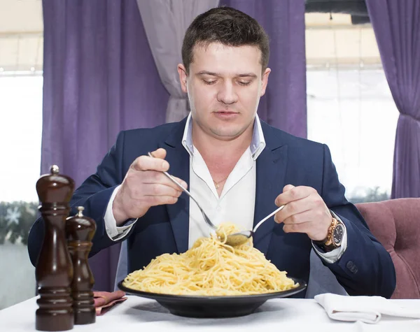 Mannen äter spaghetti — Stockfoto