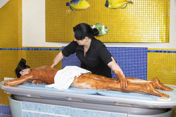 Koffie chocolade massage procedure in een schoonheidssalon spa — Stockfoto