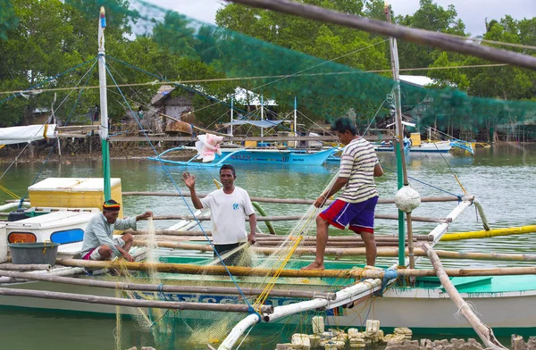Het leven van de inwoners van de Filippijnse vissersdorp — Stockfoto