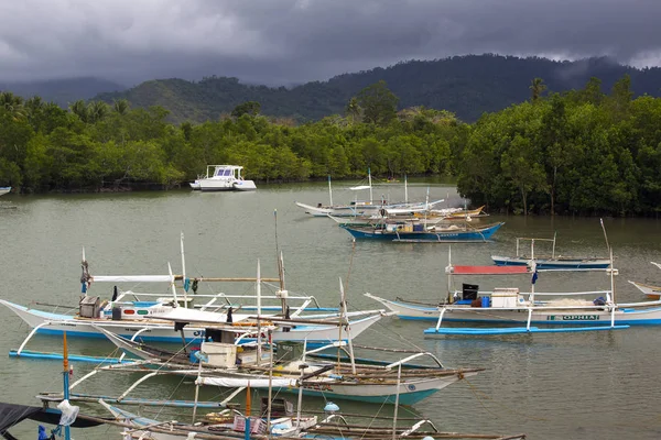 Het leven van de inwoners van de Filippijnse vissersdorp — Stockfoto