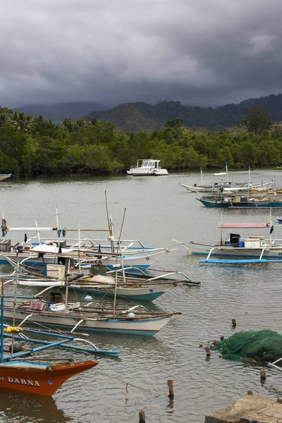 La vie des habitants du village de pêcheurs philippin — Photo