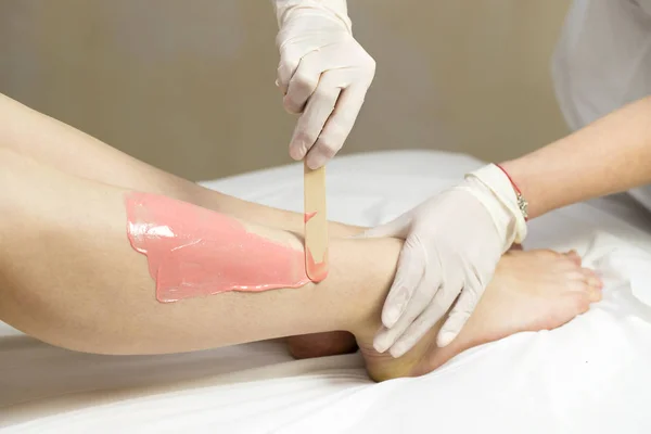 Proces depilacji kobiece nogi i ręce — Zdjęcie stockowe