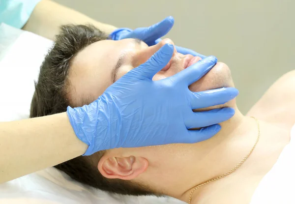 Mann in der Maske kosmetischer Eingriff — Stockfoto