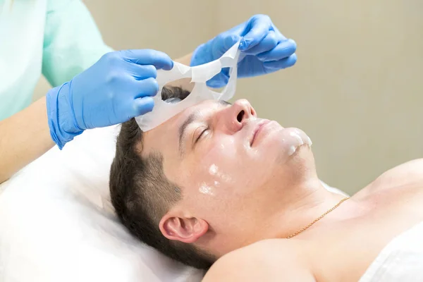 Uomo nella procedura cosmetica maschera — Foto Stock