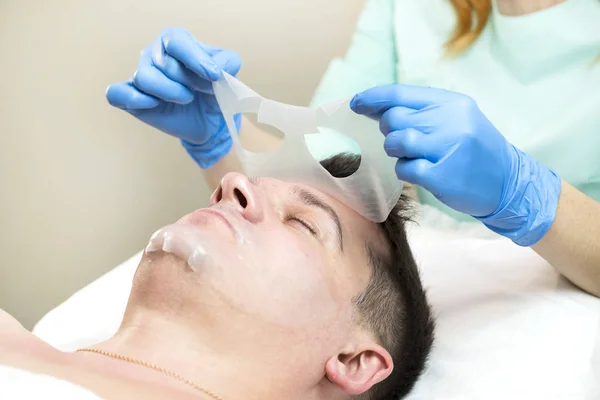 Man in het masker cosmetische procedure — Stockfoto