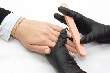 Manikür yapan kadın.