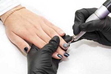 Manikür yapan kadın.