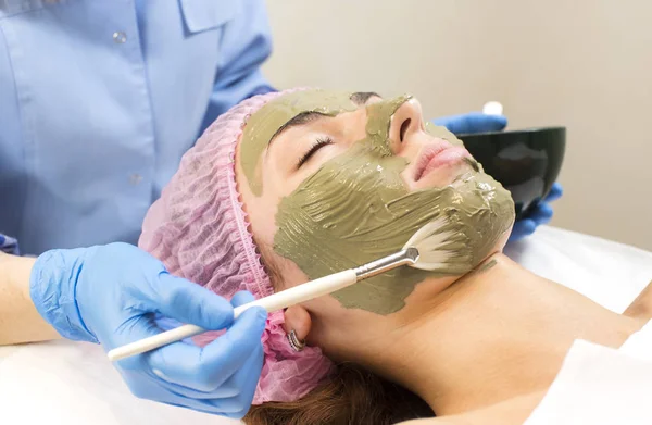 Kosmetická maska procesu masáže a ošetření obličeje — Stock fotografie