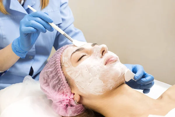 Процесс косметической маски для массажа и ухода за лицом — стоковое фото