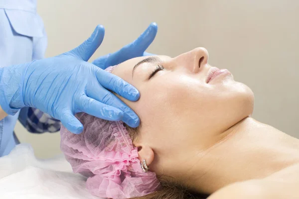 Maschera cosmetica di processo di massaggio e trattamenti per il viso — Foto Stock