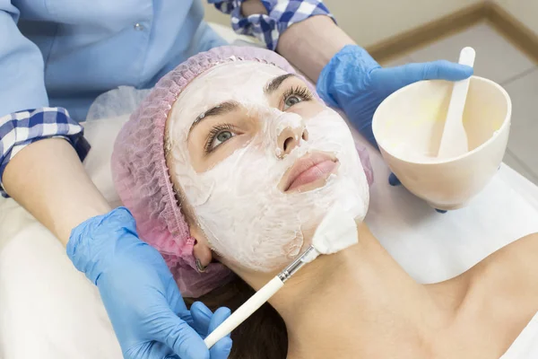 Processus masque cosmétique de massage et de soins du visage — Photo