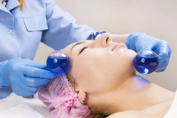 Maschera cosmetica di processo di massaggio e trattamenti per il viso — Foto Stock