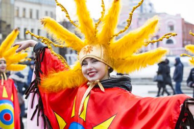  Geleneksel kutlama karnaval kostümü kasabada kare göster