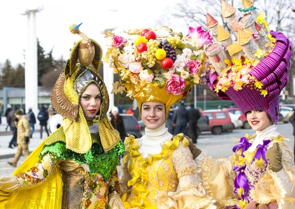 Традиционное праздничное костюмированное шоу на городской площади — стоковое фото