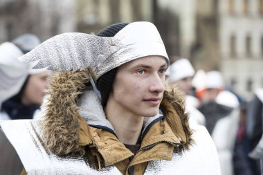 raditional kutlama karnaval kostümü kasabada kare göster