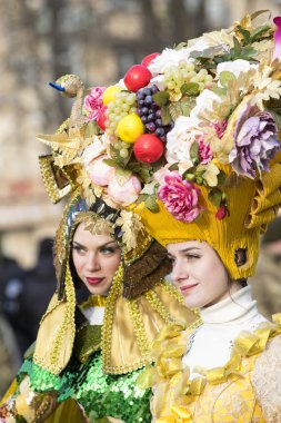 raditional kutlama karnaval kostümü kasabada kare göster