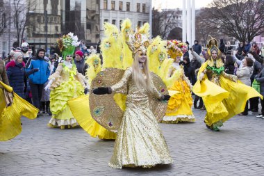 raditional kutlama karnaval kostümü kasabada kare göster