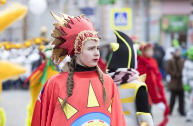 raditional kutlama karnaval kostümü kasabada kare göster