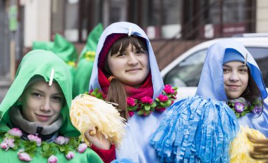 raditional kutlama karnaval kostümü kasabada kare göster