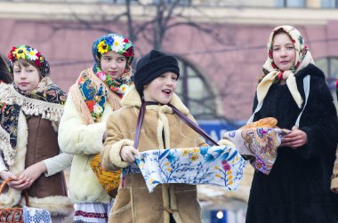 raditional kutlama karnaval kostümü kasabada kare göster