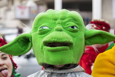 raditional kutlama karnaval kostümü kasabada kare göster