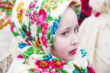 raditional kutlama karnaval kostümü kasabada kare göster