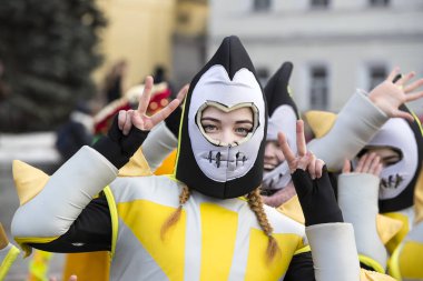 raditional kutlama karnaval kostümü kasabada kare göster