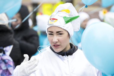 raditional kutlama karnaval kostümü kasabada kare göster