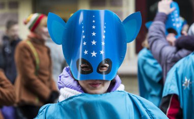 raditional kutlama karnaval kostümü kasabada kare göster