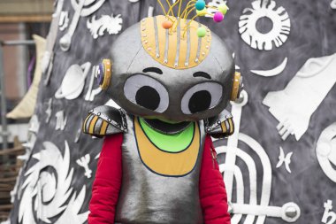 raditional kutlama karnaval kostümü kasabada kare göster