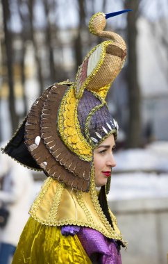 raditional kutlama karnaval kostümü kasabada kare göster