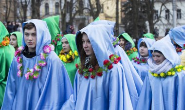 raditional kutlama karnaval kostümü kasabada kare göster