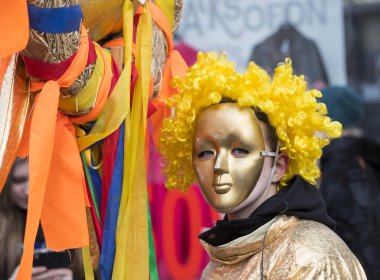 raditional kutlama karnaval kostümü kasabada kare göster