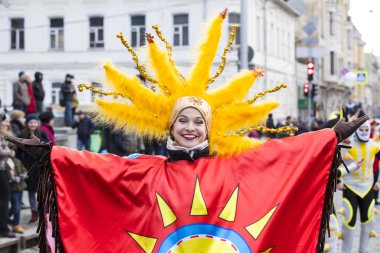 raditional kutlama karnaval kostümü kasabada kare göster