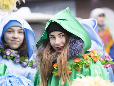 raditional kutlama karnaval kostümü kasabada kare göster