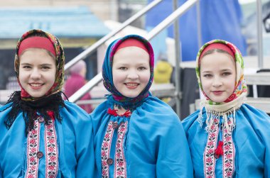 raditional kutlama karnaval kostümü kasabada kare göster