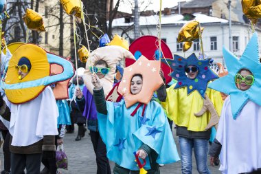 raditional kutlama karnaval kostümü kasabada kare göster