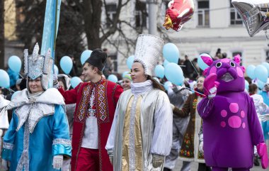 raditional kutlama karnaval kostümü kasabada kare göster