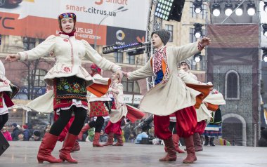 raditional kutlama karnaval kostümü kasabada kare göster