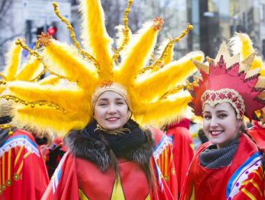 raditional kutlama karnaval kostümü kasabada kare göster