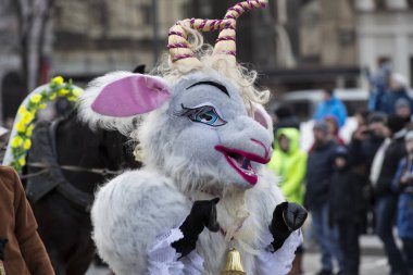 raditional kutlama karnaval kostümü kasabada kare göster