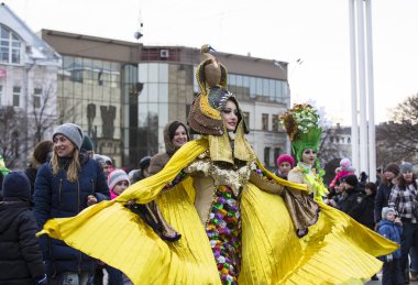 raditional kutlama karnaval kostümü kasabada kare göster
