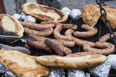raditional kutlama karnaval kostümü kasabada kare göster