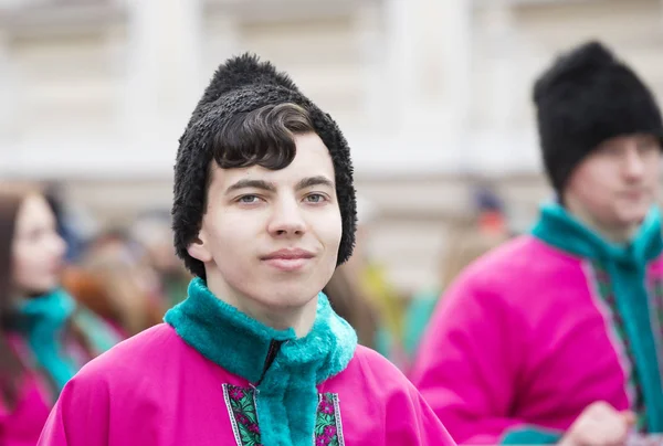 Raditional firande karneval kostym visar i stan fyrkantig — Stockfoto