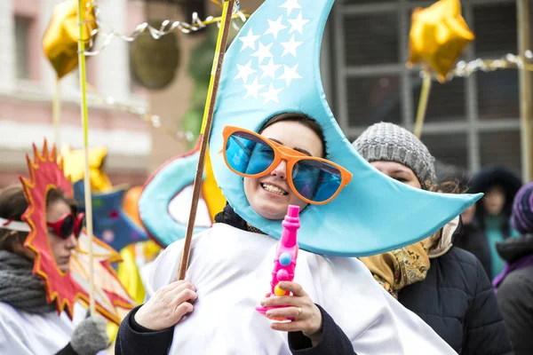 Celebrazione raditional spettacolo di costumi di carnevale nella piazza della città — Foto Stock