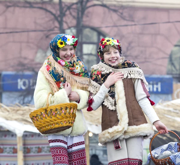 Espectáculo de disfraces de carnaval de celebración radicional en la plaza de la ciudad —  Fotos de Stock