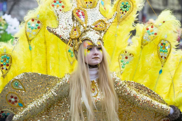 Celebrazione raditional spettacolo di costumi di carnevale nella piazza della città — Foto Stock