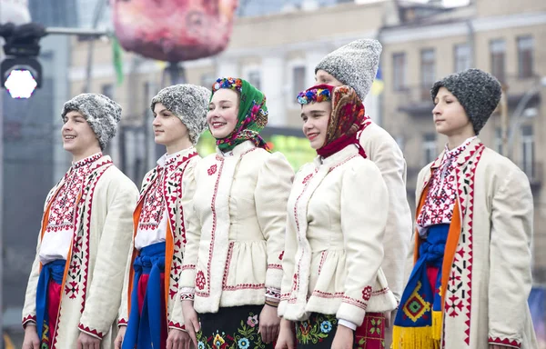 Raditional oslava karnevalový kostým Ukázat ve městě náměstí — Stock fotografie