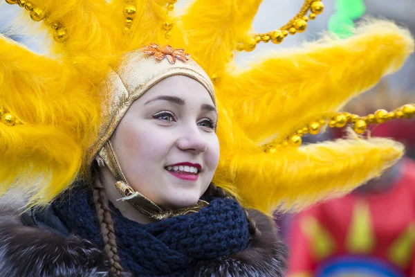 Celebrazione raditional spettacolo di costumi di carnevale nella piazza della città — Foto Stock