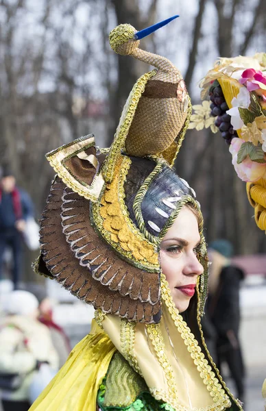 Celebrazione raditional spettacolo di costumi di carnevale nella piazza della città — Foto Stock